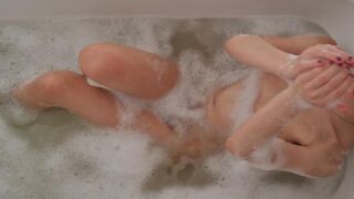 DIE ERSTE BADEZIMMER SESSION – Das erste Mal in der Badewanne von MiyuKitten